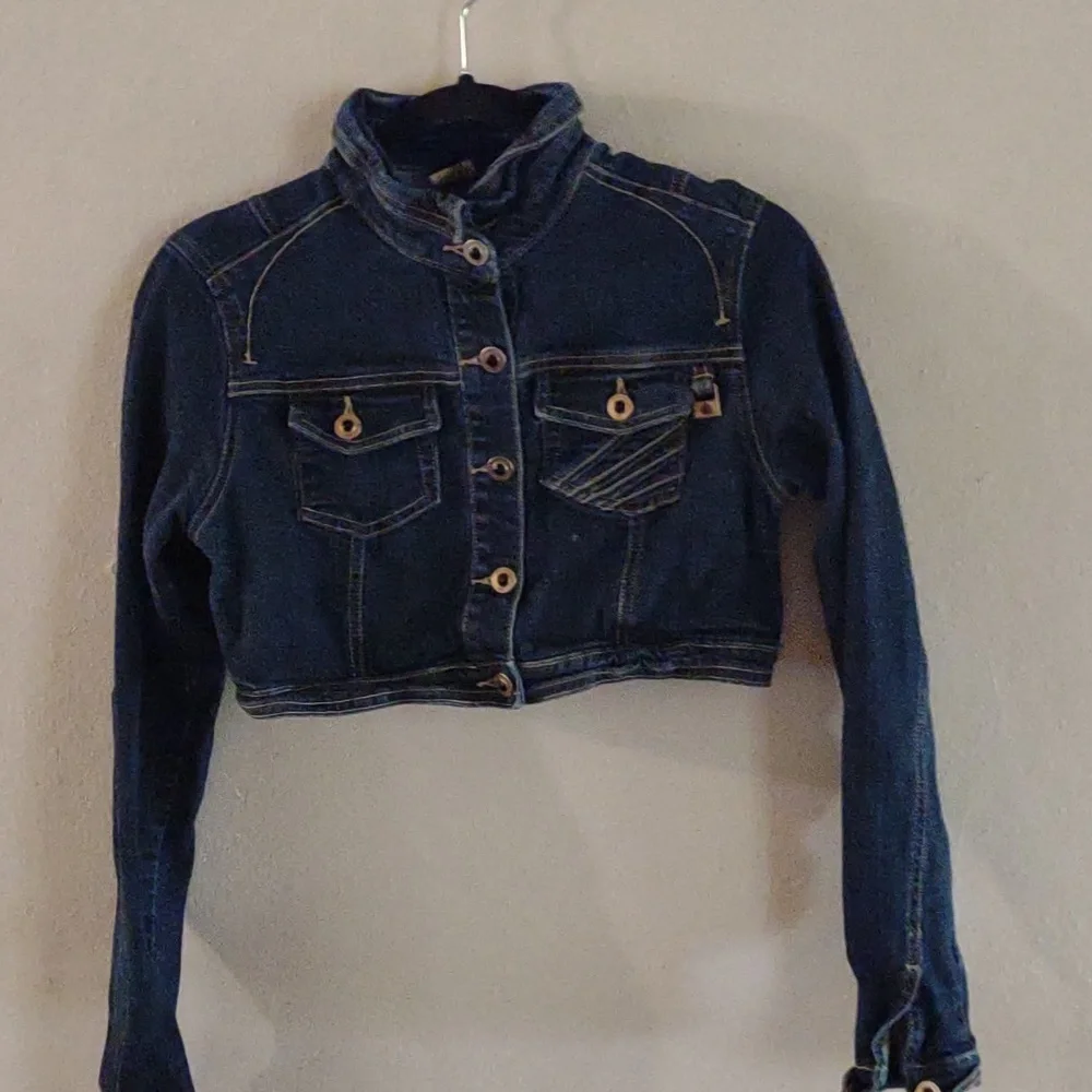 Girl's‎ akdmks cropped denim jacket with long sleeves Size Medium